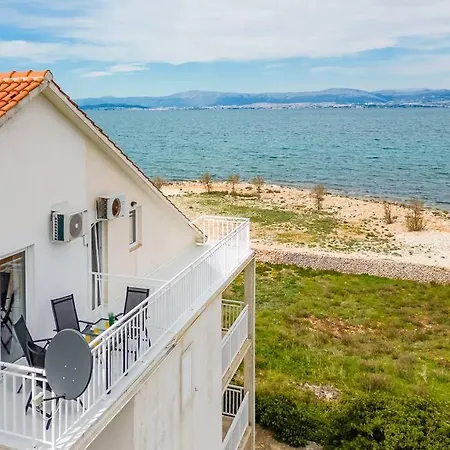 Luka 2 Sea&beach Front Mirce