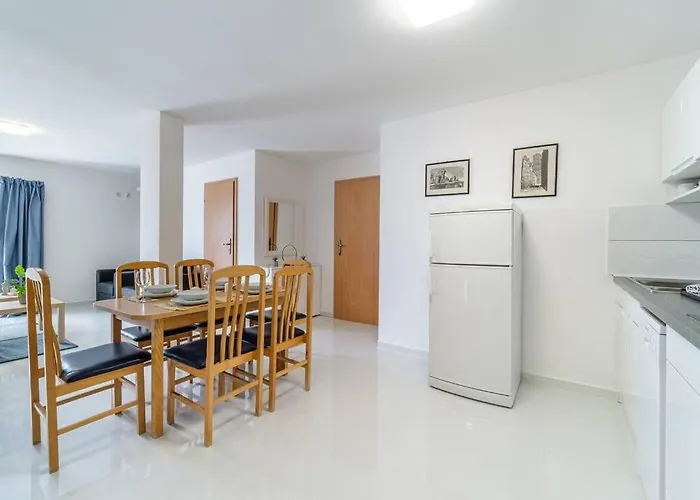 Luka 2 Sea&beach Front * Mirce